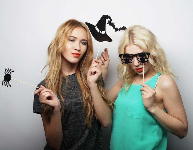 Dos chicas con estilo hipster sexy listas para la fiesta
