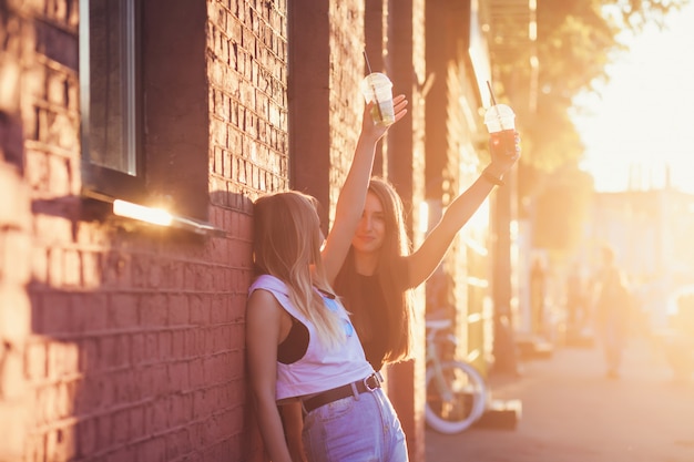 Foto dos chicas felices tomando unas copas