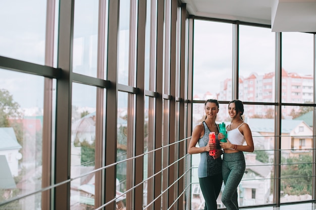 Foto dos chicas en el gimnasio