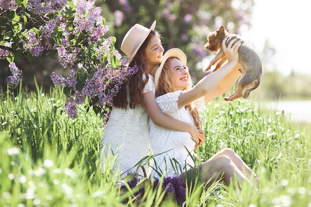 Dos chicas guapas con su perro.