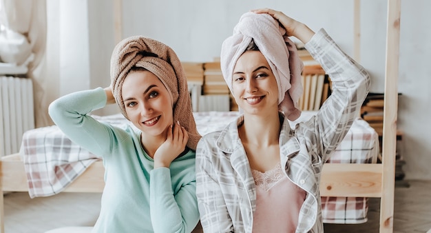 Dos chicas hacen máscaras de belleza caseras para el rostro y el cabello