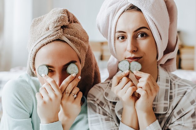 Dos chicas hacen máscaras de belleza caseras para el rostro y el cabello