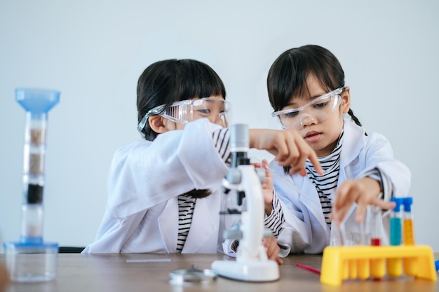 Dos chicas haciendo experimentos científicos en un laboratorio. Enfoque selectivo.