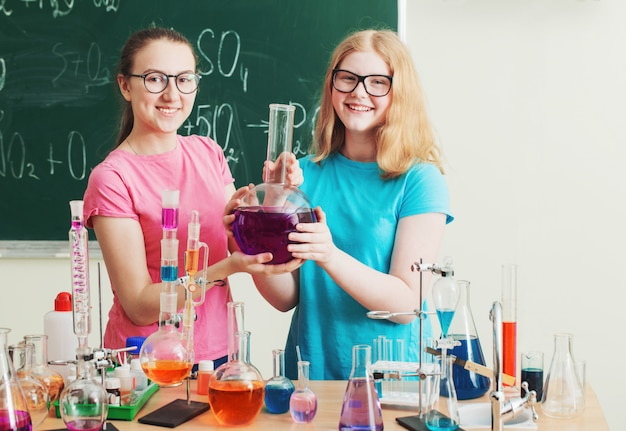 Dos chicas haciendo experimentos químicos.