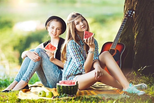 Dos chicas haciendo un picnic en el parque