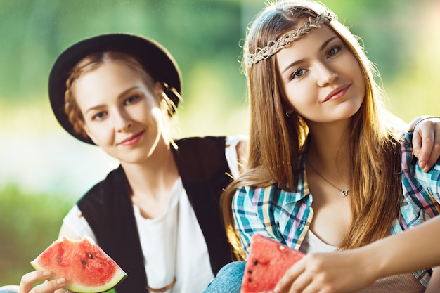 Dos chicas haciendo un picnic en el parque