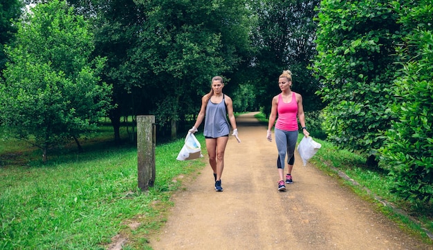 Dos chicas haciendo plogging