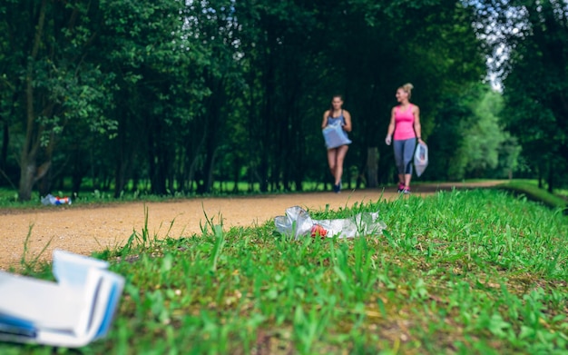 Dos chicas haciendo plogging