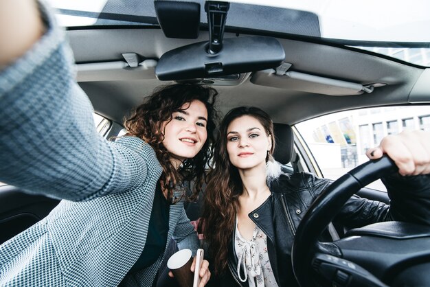 Dos chicas haciendo selfie en un coche