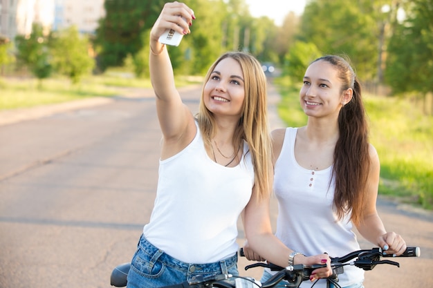 Foto dos chicas haciéndose un selfie