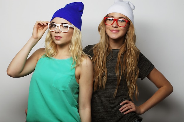 Dos chicas hipster jóvenes mejores amigas