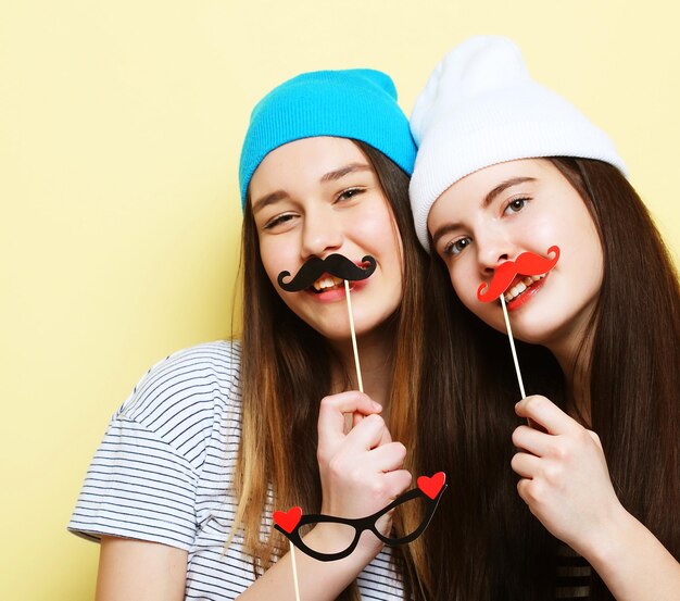 Dos chicas hipster sexy con estilo mejores amigos listas para la fiesta