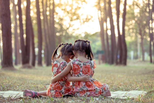 Dos chicas juntas en el parque. Tono de color de la vendimia