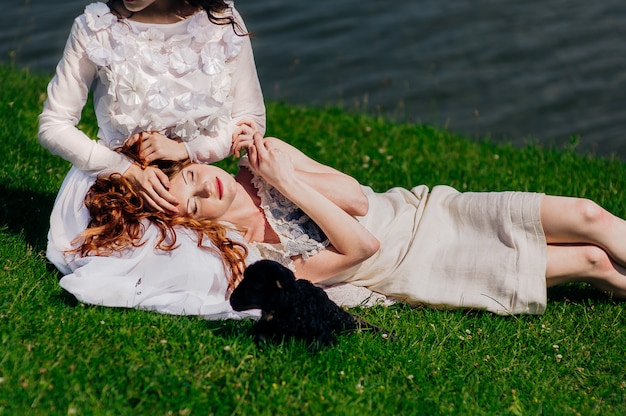 dos chicas en el lago