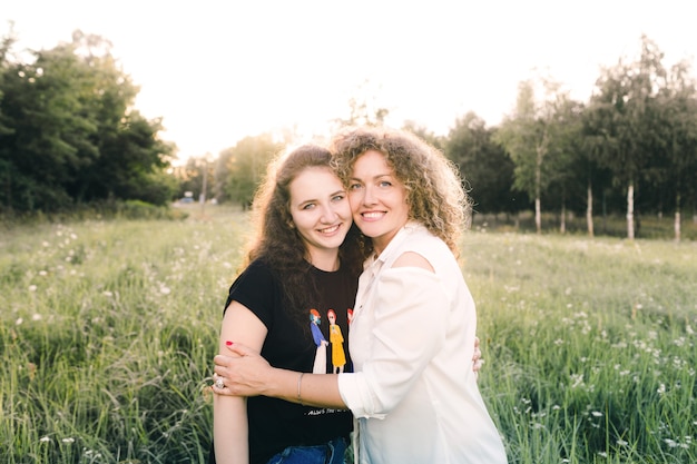 Dos chicas lesbianas en el parque abrazándose. PERSONAS LGBT