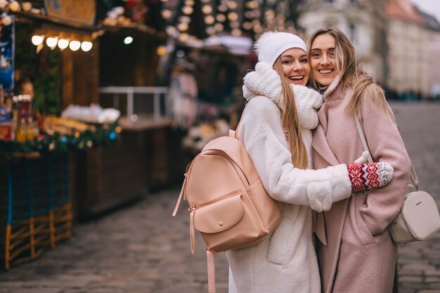 Dos chicas en el mercado navideño.