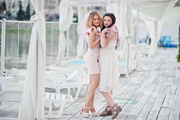 Dos chicas posaron en despedida de soltera en el muelle de la playa