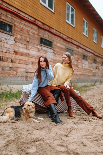 Dos chicas sentadas una al lado de la otra