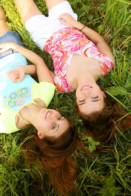 Dos chicas sonrientes en el parque