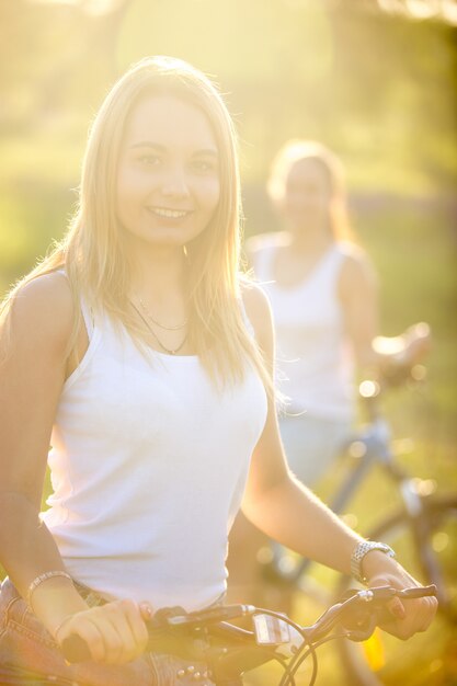 Foto dos chicas con sus bicis