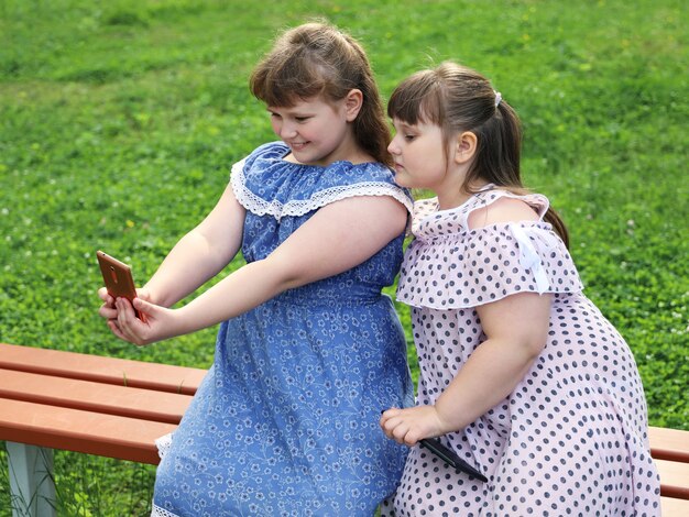 Dos chicas toman selfie en un teléfono inteligente