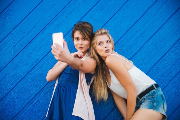 Dos chicas tomando selfie