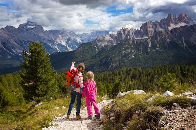 Dos chicas turísticas en los Dolomitas