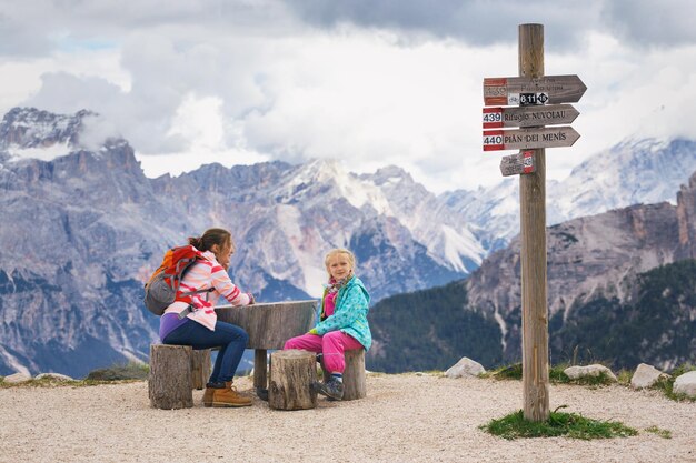 Dos chicas turísticas en los Dolomitas