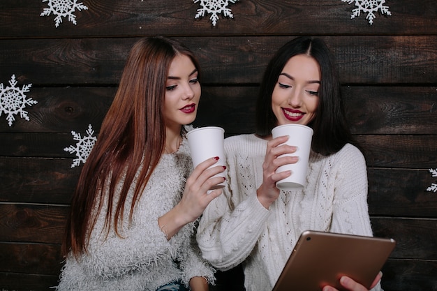 Dos chicas viendo algo en una tableta