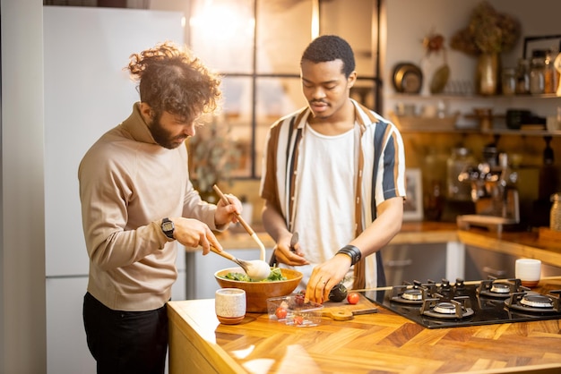 Dos chicos cocinando sano juntos en casa