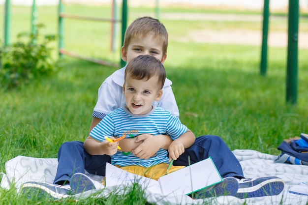 dos chicos guapos en el parque