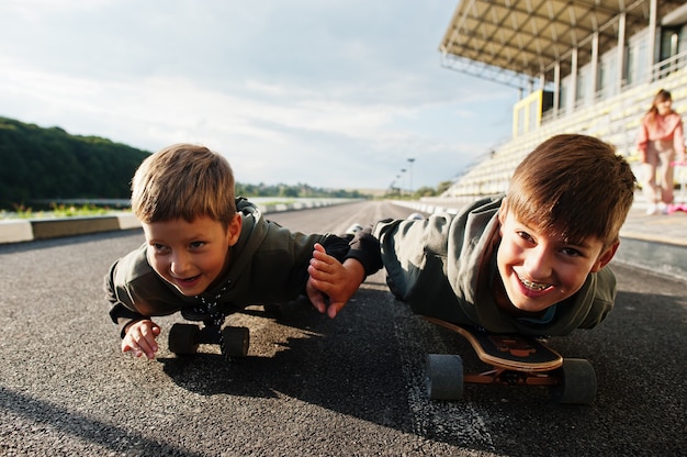 Dos chicos en patines. Amor de hermanos.