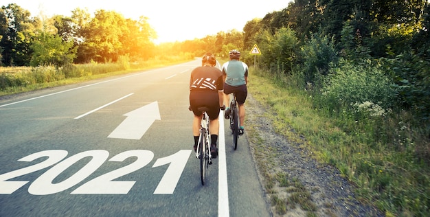 Foto dos ciclistas se mueven directamente al año 2021