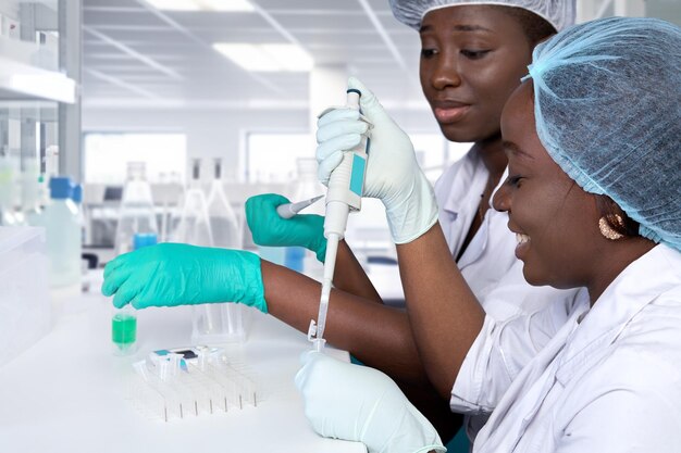 Dos científicas africanas que trabajan en instalaciones de investigación de laboratorio