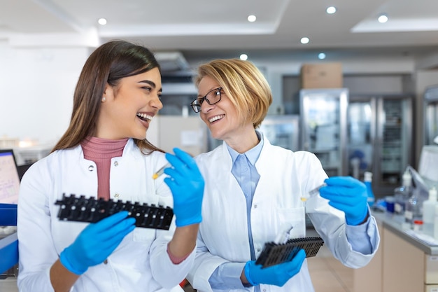 Dos científicos están trabajando en laboratorio Una joven investigadora y su supervisor principal están investigando con tubos de ensayo