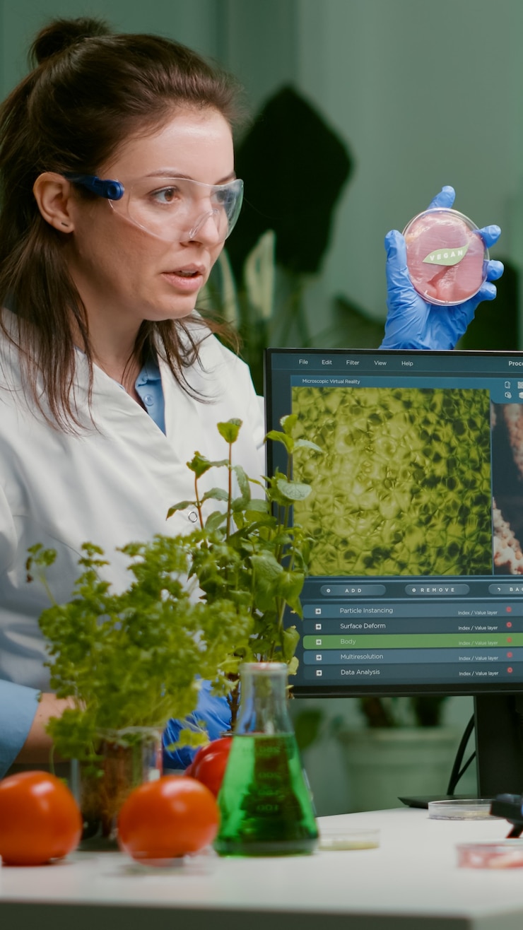 Foto dos científicos hablando sobre muestras de carne vegana escribiendo experiencia en biotecnología en la computadora. equipo médico investigando alimentos vegetarianos modificados genéticamente trabajando en laboratorio de química
