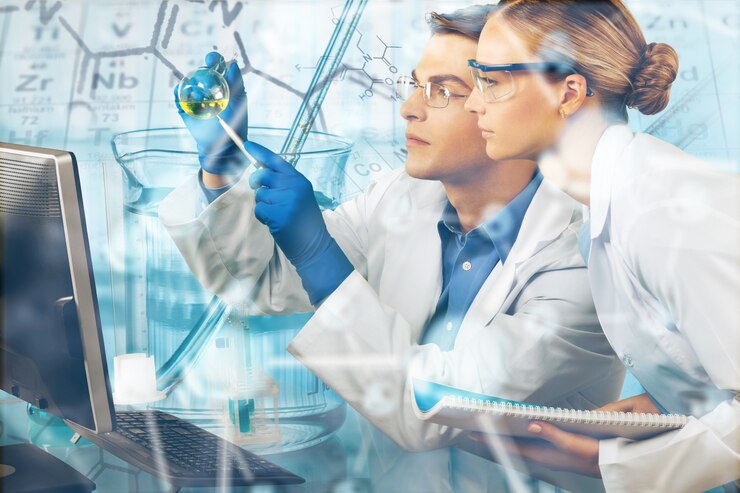 Foto dos científicos que realizan investigaciones en un entorno de laboratorio.