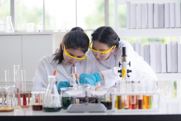Dos científicos realizando un experimento científico en el laboratorio