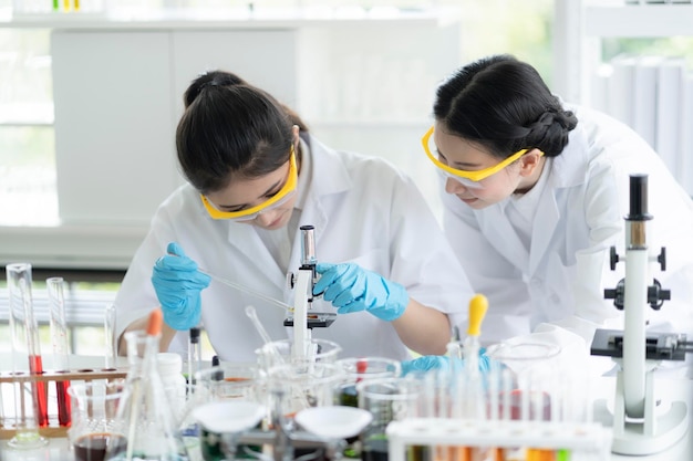 Dos científicos realizando un experimento en el laboratorio
