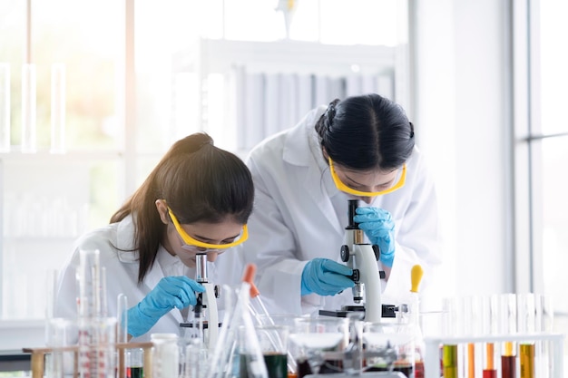 Dos científicos realizando un experimento en el laboratorio