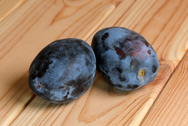 Dos ciruelas sin lavar maduras dulces