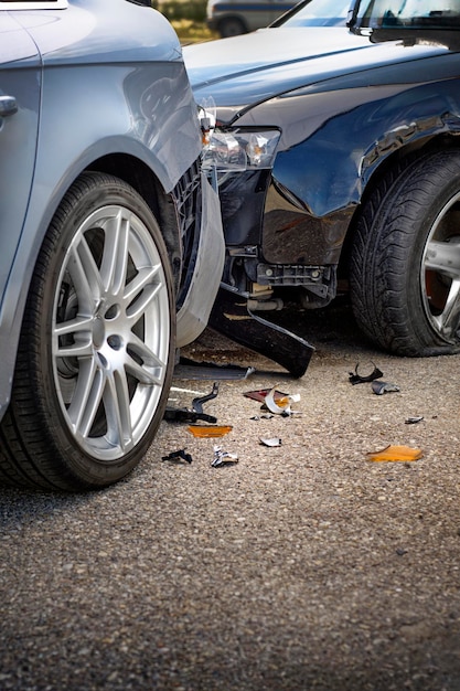Dos coches de lujo chocan en un accidente esparcidos piezas rotas en el suelo