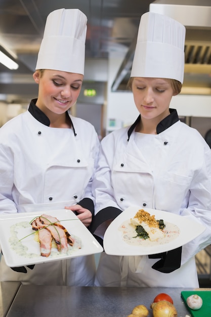 Dos cocineros admirando su trabajo