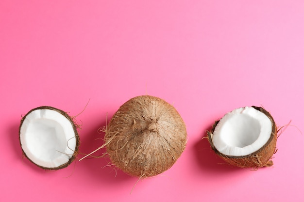 Dos de coco, uno de los cuales se divide en color