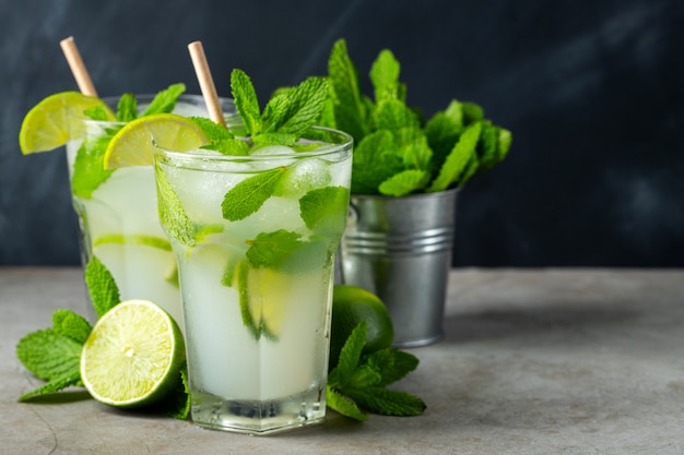 Dos cócteles caseros de mojito con lima