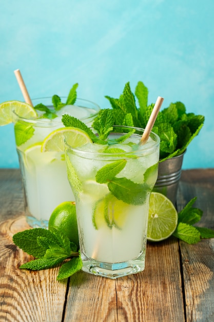 Dos cócteles caseros de mojito con lima