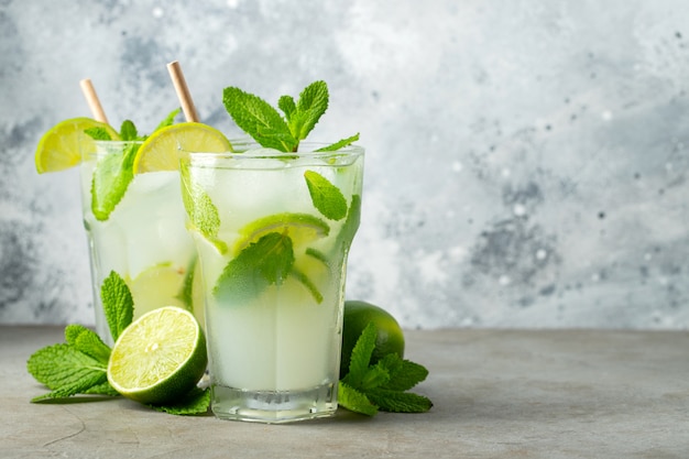 Dos cócteles de mojito caseros con lima