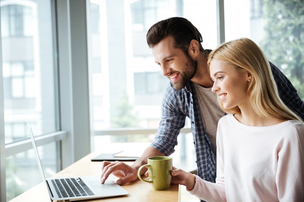 Dos colegas alegres en coworking de oficina