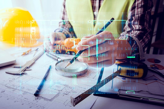 Dos colegas discuten el trabajo de datos y una tableta portátil con un proyecto arquitectónico en el sitio de construcción en el escritorio de la oficina