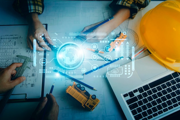 Dos colegas discutiendo el trabajo de datos y la tableta portátil con un proyecto arquitectónico en el sitio de construcción en el escritorio de la oficina